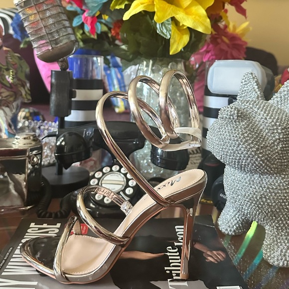 IKON! (Gold heels) - Picture 2 of 4